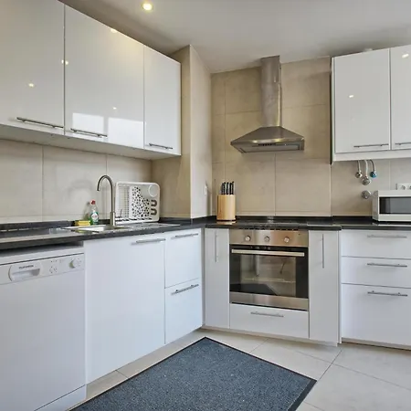 Daire Almirante Floor - Lisbonbreaks *