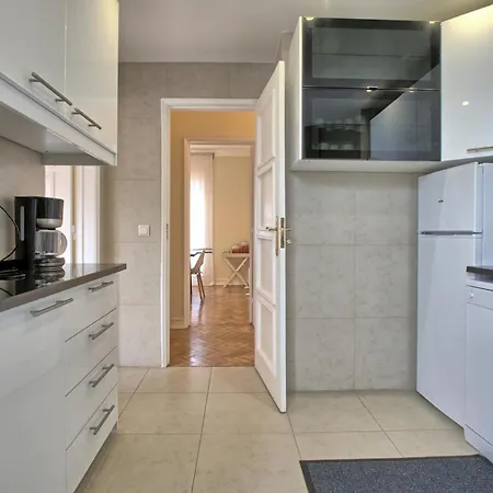 Daire Almirante Floor - Lisbonbreaks *